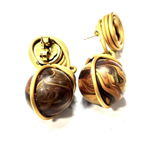 VINTAGE Gold Tone Wooden Wire Globe Dangle Ladies Earrings - Picture 4 of 5